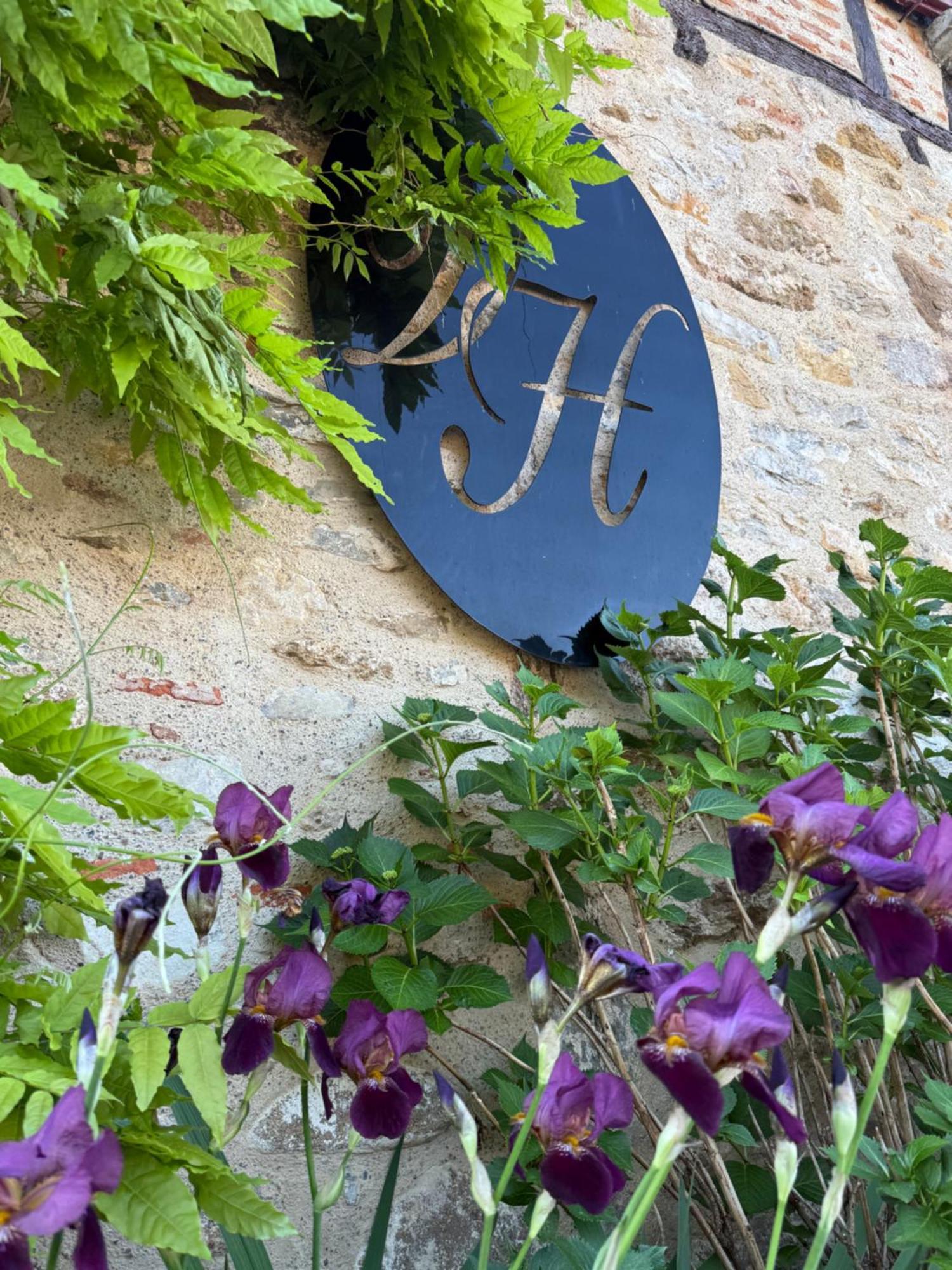 Le Victor Hugo - Hotel Et Restaurant - Logis Hotels Saint-Céré Buitenkant foto